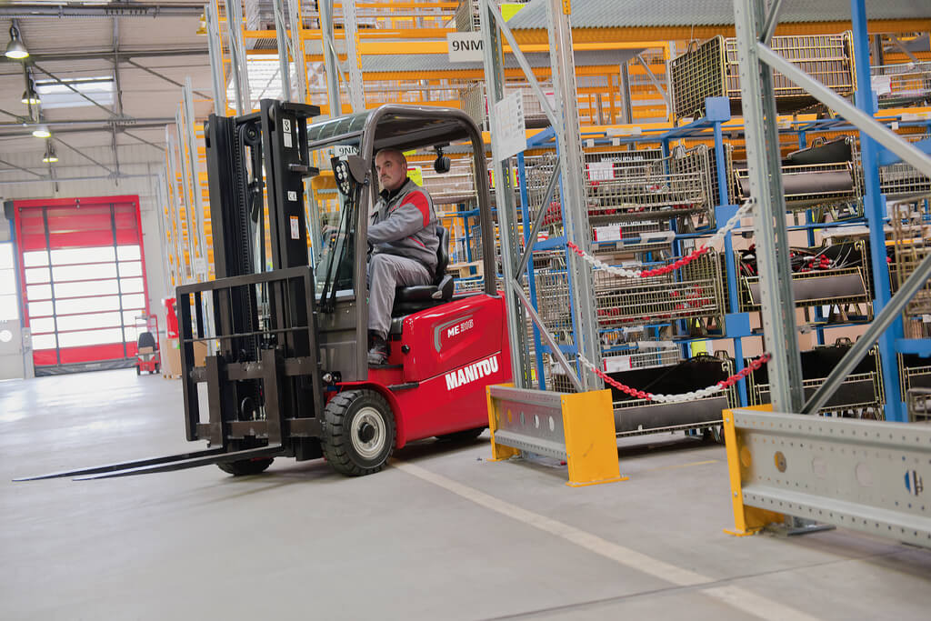 Montacargas triciclo eléctrico MANITOU ME320